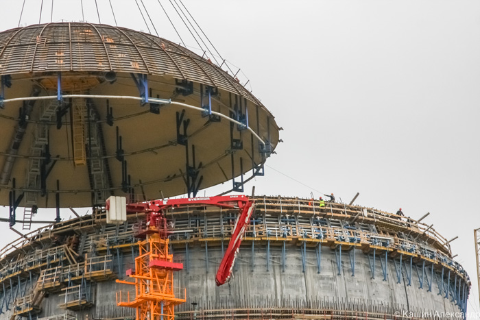 На Ленинградской АЭС-2 выполнен монтаж купола гермооболочки первого блока.