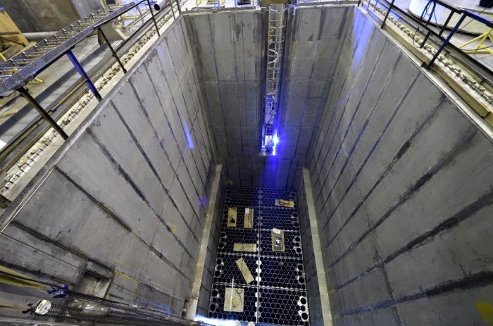 В бассейне выдержки ядерного топлива блока №1 ЛАЭС-2 смонтированы стеллажи.
